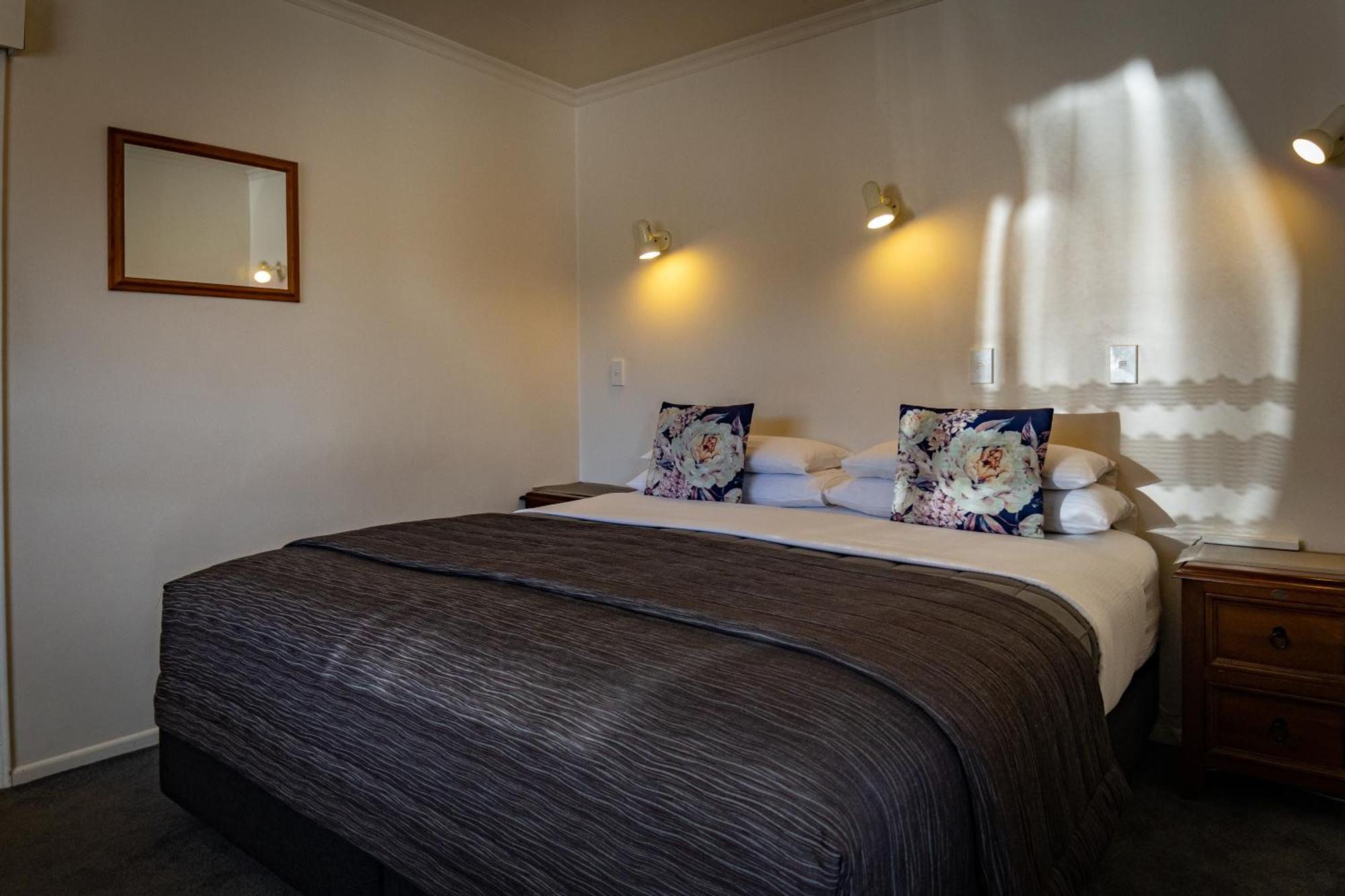 Amber Court Motel Te Anau Dış mekan fotoğraf